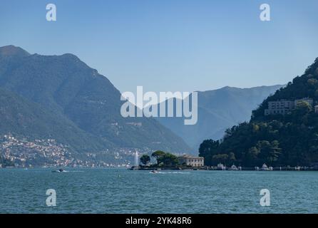 Une image du bord du lac de Côme vu de la ville de Côme. Banque D'Images