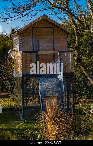 Une maison en bois dans les arbres pour les enfants protégé contre la neige et la pluie d'hiver avec du papier d'aluminium Banque D'Images