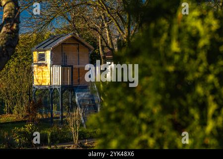 Une maison en bois dans les arbres pour les enfants protégé contre la neige et la pluie d'hiver avec du papier d'aluminium Banque D'Images