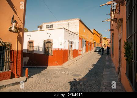 Une belle rue au milieu d'une ville mexicaine nommée San Miguel Allende, mexique - 2 septembre 2024. Photo de haute qualité Banque D'Images