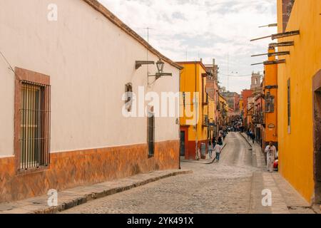 Une belle rue au milieu d'une ville mexicaine nommée San Miguel Allende, mexique - 2 septembre 2024. Photo de haute qualité Banque D'Images