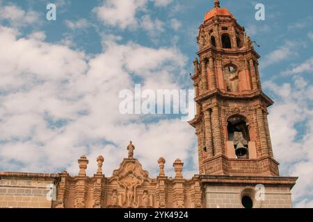 Une belle rue au milieu d'une ville mexicaine nommée San Miguel Allende, mexique - 2 septembre 2024. Photo de haute qualité Banque D'Images