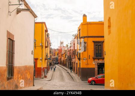 Une belle rue au milieu d'une ville mexicaine nommée San Miguel Allende, mexique - 2 septembre 2024. Photo de haute qualité Banque D'Images