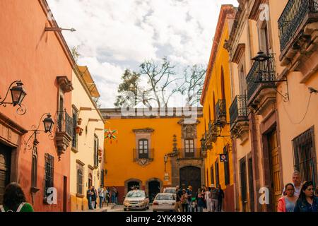 Une belle rue au milieu d'une ville mexicaine nommée San Miguel Allende, mexique - 2 septembre 2024. Photo de haute qualité Banque D'Images