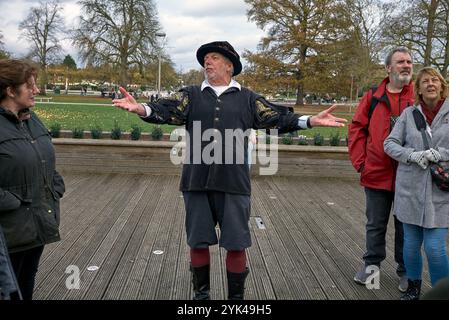 Guide touristique habillé en William Shakespeare en costume traditionnel Tudor. Stratford upon Avon, Angleterre Royaume-Uni Banque D'Images