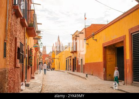 Une belle rue au milieu d'une ville mexicaine nommée San Miguel Allende, mexique - 2 septembre 2024. Photo de haute qualité Banque D'Images