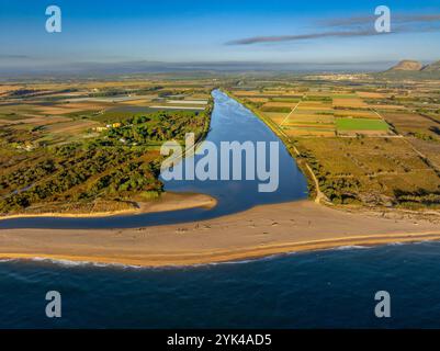 Vue aérienne de la Gola del ter, l'embouchure de la rivière ter sur une plage de la Costa Brava dans le Empordà (Baix Empordà, Gérone, Catalogne Espagne) Banque D'Images