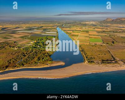 Vue aérienne de la Gola del ter, l'embouchure de la rivière ter sur une plage de la Costa Brava dans le Empordà (Baix Empordà, Gérone, Catalogne Espagne) Banque D'Images