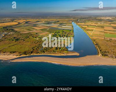 Vue aérienne de la Gola del ter, l'embouchure de la rivière ter sur une plage de la Costa Brava dans le Empordà (Baix Empordà, Gérone, Catalogne Espagne) Banque D'Images