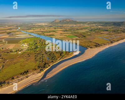 Vue aérienne de la Gola del ter, l'embouchure de la rivière ter sur une plage de la Costa Brava dans le Empordà (Baix Empordà, Gérone, Catalogne Espagne) Banque D'Images