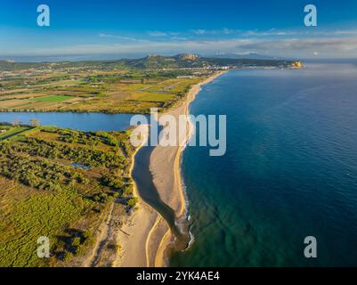 Vue aérienne de la Gola del ter, l'embouchure de la rivière ter sur une plage de la Costa Brava dans le Empordà (Baix Empordà, Gérone, Catalogne Espagne) Banque D'Images