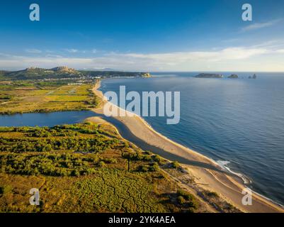 Vue aérienne de la Gola del ter, l'embouchure de la rivière ter sur une plage de la Costa Brava dans le Empordà (Baix Empordà, Gérone, Catalogne Espagne) Banque D'Images