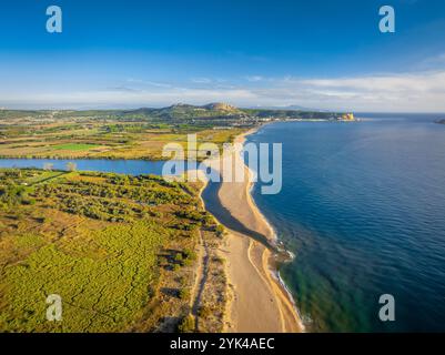 Vue aérienne de la Gola del ter, l'embouchure de la rivière ter sur une plage de la Costa Brava dans le Empordà (Baix Empordà, Gérone, Catalogne Espagne) Banque D'Images