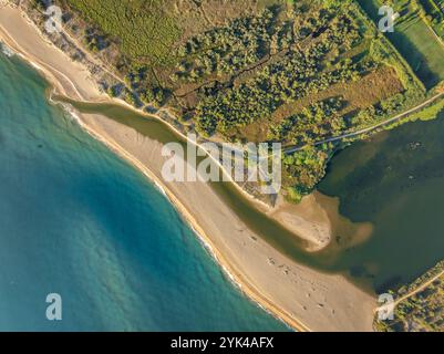 Vue aérienne de la Gola del ter, l'embouchure de la rivière ter sur une plage de la Costa Brava dans le Empordà (Baix Empordà, Gérone, Catalogne Espagne) Banque D'Images