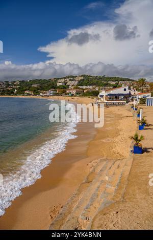 Platja de Sant Pol plage, à S'Agaró, sur la Costa Brava (Baix Empordà, Gérone, Catalogne, Espagne) ESP Playa de Sant Pol, en S'Agaró, en la Costa Brava Banque D'Images