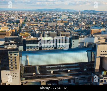 Kyoto, Japon - 18 juin 2024 : une vue de la gare de Kyoto avec un toit en verre et la ville environnante vue de l'attraction touristique, Nidec Kyo Banque D'Images