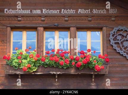 Boîte à fleurs sur chalet traditionnel, Brienz, Suisse Banque D'Images