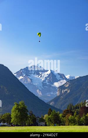 Parapente au-dessus du parc Hohematte avec la montagne Jungfrau en arrière-plan, Interlaken, Suisse Banque D'Images