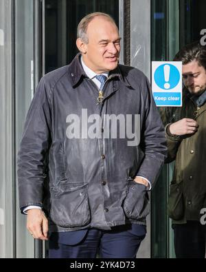 Londres, Royaume-Uni. 17 novembre 2024. Sir Edward (Ed) Davey, chef du Parti libéral démocrate, est vu à la BBC pour la ronde médiatique du dimanche matin. Crédit : Imageplotter/Alamy Live News Banque D'Images