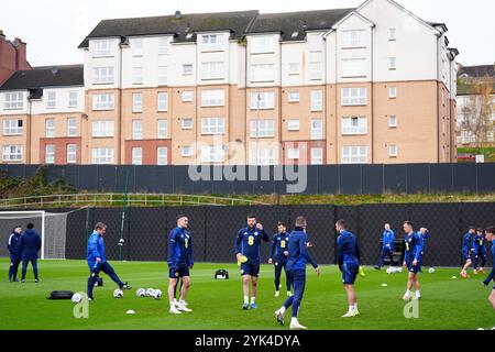 Joueurs écossais lors d'une séance d'entraînement à Lesser Hampden, Glasgow. Date de la photo : dimanche 17 novembre 2024. Banque D'Images