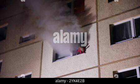 DATE D'ENREGISTREMENT NON INDIQUÉE 241117BrandZwoenitz nouvelles ID : en 2024-11-17 dramatische Szenen BEI Brand in Plattenbau Feuerwehr rettet mehrere Personen aus Wohnungen über Drehleiter Zwönitz. Dramatische Szenen haben sich in der Nacht zum Sonntag in der Lessingstraße abgespielt. Gegen 0:10 Uhr bemerkten die Mieter in einem Plattenbau, Rauch im Treppenhaus und setzten einen Notruf ab. Wie Einsatzleiter Lars Seitenglanz von der Feuerwehr Zwönitz berichtet, standen BEI Ankunft der ersten Kräfte, mehrere Mieter an den Fenstern und schrien nach Hilfe. Zudem drang dichter Rauch aus einer Wohnung im dritten OG Banque D'Images