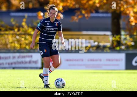 Heerenveen, pays-Bas. 17 novembre 2024. HEERENVEEN, PAYS-BAS - 17 NOVEMBRE : Nikki Ridder de Telstar court avec le ballon lors du match Eredivisie féminin d'Azerion entre SC Heerenveen et Telstar au Sportpark Skoatterwâld le 17 novembre 2024 à Heerenveen, pays-Bas. (Photo de Pieter van der Woude/Orange Pictures) crédit : Orange pics BV/Alamy Live News Banque D'Images