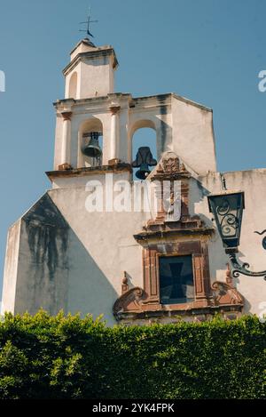 Une belle rue au milieu d'une ville mexicaine nommée San Miguel Allende, mexique - 2 septembre 2024. Photo de haute qualité Banque D'Images