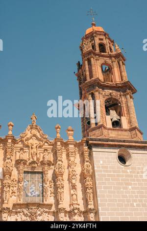 Une belle rue au milieu d'une ville mexicaine nommée San Miguel Allende, mexique - 2 septembre 2024. Photo de haute qualité Banque D'Images