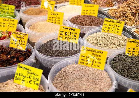 Différents types de graines. Différents types de graines. Marché Haagse à la Haye, pays-Bas. pays-bas la haye B97A6960 Banque D'Images