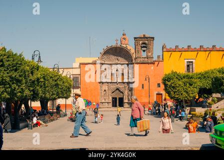 Une belle rue au milieu d'une ville mexicaine nommée San Miguel Allende, mexique - 2 septembre 2024. Photo de haute qualité Banque D'Images