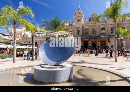 Casino de Monte Carlo avec Sky Mirror Water Feature par Anish Kapoor sur la place du Casino, Monte Carlo, Monaco, Sud de la France, Côte d'Azur, Europe Banque D'Images