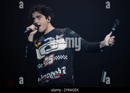 Eboli, Italie. Tananai (Alberto Cotta Ramusino) se produit au Palasele à Eboli, Australie méridionale, Italie. 15 novembre 2024 crédit : Andrea Guli/Alamy Live News Banque D'Images