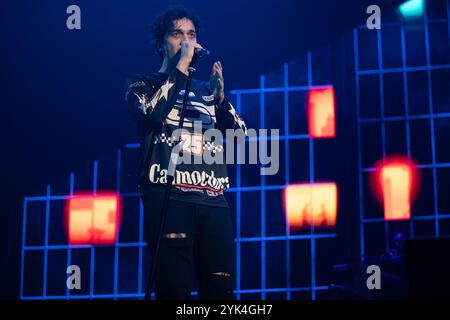 Eboli, Italie. Tananai (Alberto Cotta Ramusino) se produit au Palasele à Eboli, Australie méridionale, Italie. 15 novembre 2024 crédit : Andrea Guli/Alamy Live News Banque D'Images