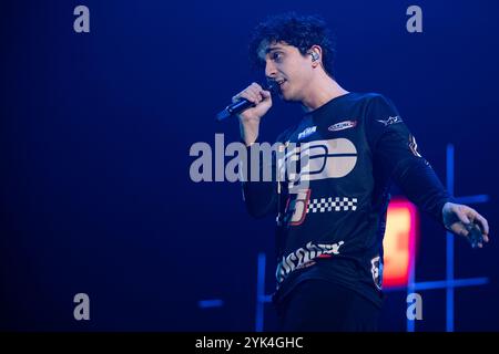 Eboli, Italie. Tananai (Alberto Cotta Ramusino) se produit au Palasele à Eboli, Australie méridionale, Italie. 15 novembre 2024 crédit : Andrea Guli/Alamy Live News Banque D'Images