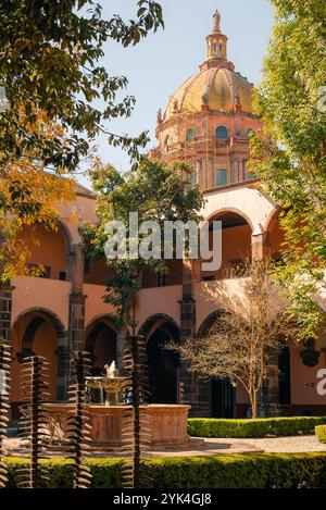 Une belle rue au milieu d'une ville mexicaine nommée San Miguel Allende, mexique - 2 septembre 2024. Photo de haute qualité Banque D'Images