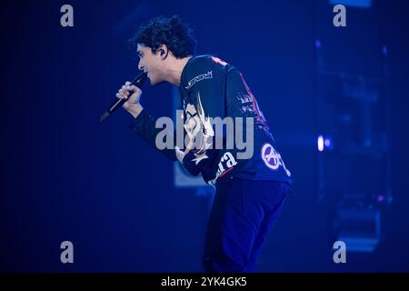 Eboli, Italie. Tananai (Alberto Cotta Ramusino) se produit au Palasele à Eboli, Australie méridionale, Italie. 15 novembre 2024 crédit : Andrea Guli/Alamy Live News Banque D'Images