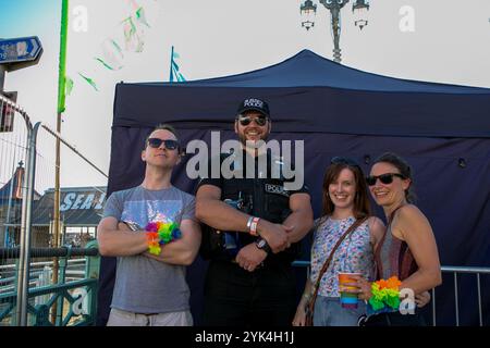 La Pride Village Party à Brighton Kemptown est un parc d'expositions festif de deux jours à Brighton, qui fait partie de l'événement principal de Brighton and Hove Pride. En plus d'être un ajout aux célébrations de la fierté de la ville, la Pride Village Party est également un événement de collecte de fonds Banque D'Images