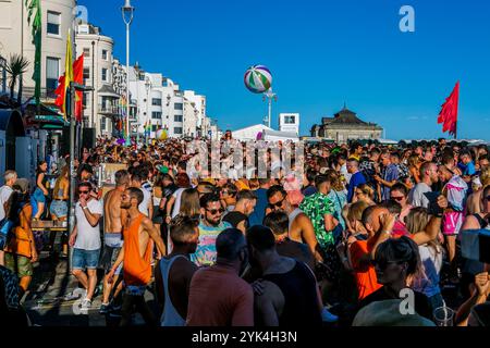 La Pride Village Party à Brighton Kemptown est un parc d'expositions festif de deux jours à Brighton, qui fait partie de l'événement principal de Brighton and Hove Pride. En plus d'être un ajout aux célébrations de la fierté de la ville, la Pride Village Party est également un événement de collecte de fonds Banque D'Images