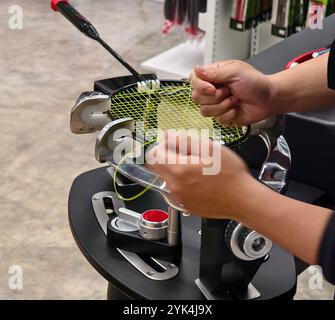 Cordes une raquette de badminton sur une machine à cordes de raquettes. Banque D'Images