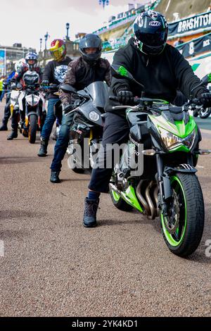 Des milliers de motards ont pris la route pour leur événement annuel « London to Brighton Burn Up ». Ils sont partis de l'Ace Cafe à Londres et sont descendus sur le front de mer de Brighton où des motos de tous les temps et de tous les styles étaient exposés Banque D'Images