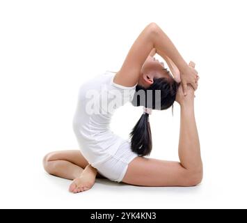 Femme yoga dans le yoga, la pose pigeon, isolée sur blanc. Copyright : xZoonar.com/szefeix 1053981743st Banque D'Images