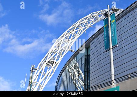 Vue extérieure générale de l'arche de Wembley avant le match de l'UEFA Nations League 2024/5, League B, Group B2 entre l'Angleterre et la République d'Irlande au stade de Wembley, Londres le dimanche 17 novembre 2024. (Photo : Kevin Hodgson | mi News) crédit : MI News & Sport /Alamy Live News Banque D'Images