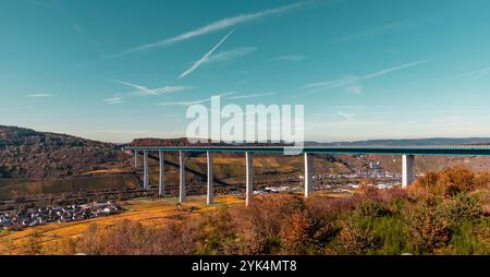 Point de vue de Moselblick à Zeltingen Rachtig vue du pont de la haute Moselle Banque D'Images