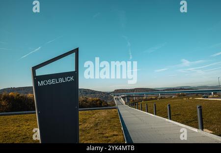 Point de vue de Moselblick à Zeltingen Rachtig vue du pont de la haute Moselle Banque D'Images