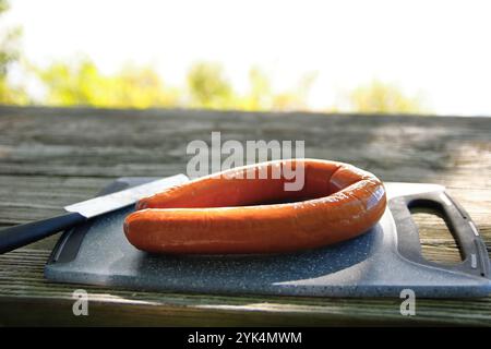 Préparation de saucisses fumées pour les paquets de feuilles de feu ouvert Banque D'Images