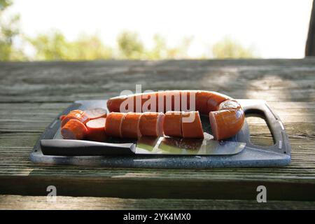 Préparation de saucisses fumées pour les paquets de feuilles de feu ouvert Banque D'Images