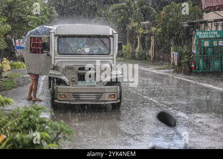 Paete, Philippines. 17 novembre 2024 : le super typhon Pepito (Man-yi) frappe l’archipel des Philippines aujourd’hui comme le 16ème cyclone tropical de l’année et le sixième en un mois, avec au moins 163 morts dans les cinq tempêtes précédentes. Man Yi est prévu comme « potentiellement catastrophique et potentiellement mortel ». Le pH est l’un des pays les plus touchés par le changement climatique, avec des conditions météorologiques extrêmes alternant entre une longue sécheresse pendant les vagues de chaleur et une augmentation des événements cycloniques graves provoquant des inondations, la destruction de l’agriculture et des infrastructures, malheureusement avec des victimes à chaque saison. Crédit : Kevin Izorce/Alamy Live News Banque D'Images