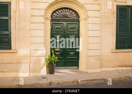 Porte de maison maltaise typique à Sliema, Malte Banque D'Images