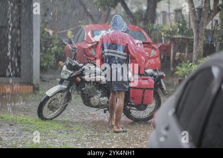 Paete, Philippines. 17 novembre 2024 : le super typhon Pepito (Man-yi) frappe l’archipel des Philippines aujourd’hui comme le 16ème cyclone tropical de l’année et le sixième en un mois, avec au moins 163 morts dans les cinq tempêtes précédentes. Man Yi est prévu comme « potentiellement catastrophique et potentiellement mortel ». Le pH est l’un des pays les plus touchés par le changement climatique, avec des conditions météorologiques extrêmes alternant entre une longue sécheresse pendant les vagues de chaleur et une augmentation des événements cycloniques graves provoquant des inondations, la destruction de l’agriculture et des infrastructures, malheureusement avec des victimes à chaque saison. Crédit : Kevin Izorce/Alamy Live News Banque D'Images