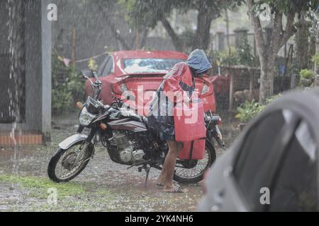 Paete, Philippines. 17 novembre 2024 : le super typhon Pepito (Man-yi) frappe l’archipel des Philippines aujourd’hui comme le 16ème cyclone tropical de l’année et le sixième en un mois, avec au moins 163 morts dans les cinq tempêtes précédentes. Man Yi est prévu comme « potentiellement catastrophique et potentiellement mortel ». Le pH est l’un des pays les plus touchés par le changement climatique, avec des conditions météorologiques extrêmes alternant entre une longue sécheresse pendant les vagues de chaleur et une augmentation des événements cycloniques graves provoquant des inondations, la destruction de l’agriculture et des infrastructures, malheureusement avec des victimes à chaque saison. Crédit : Kevin Izorce/Alamy Live News Banque D'Images